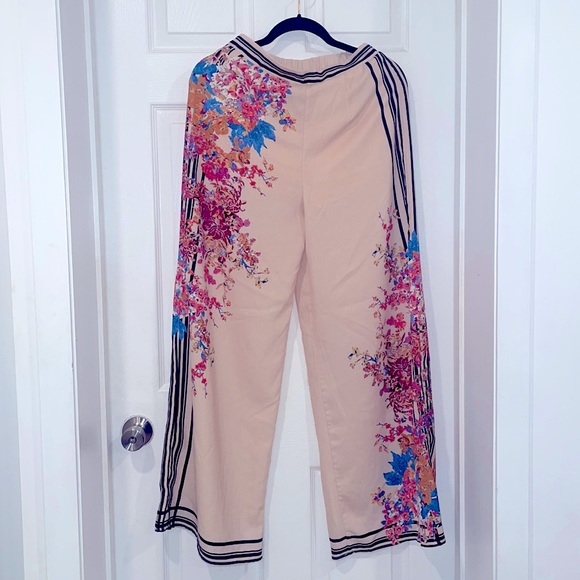 New Floral vacation pants size Medium (flying tomato brand ) - Picture 1 of 4